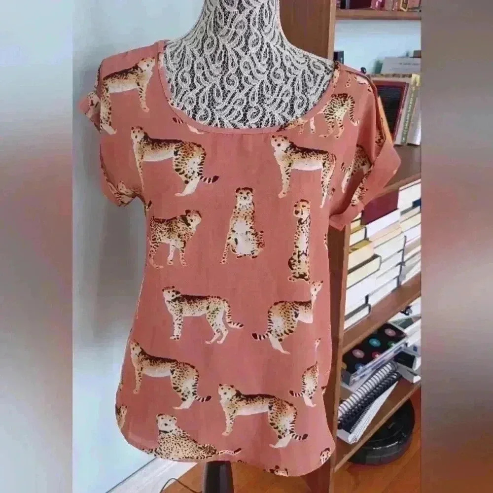 Mine Ladies short sleeve top with allover cheetah print